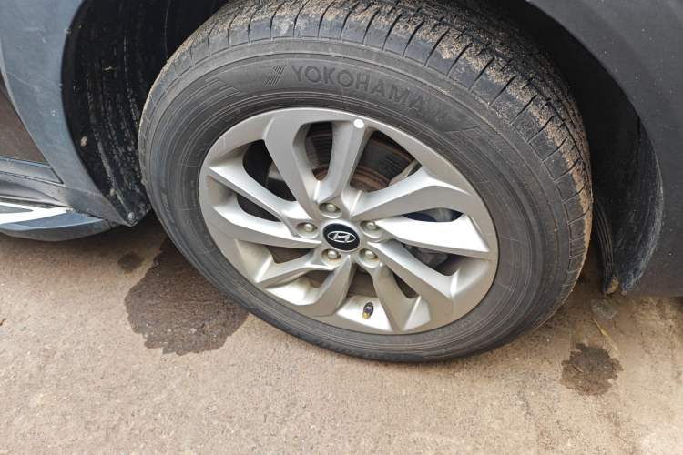 Used Hyundai Tucson 2015 1.6T Dual-Clutch Two-Wheel-Drive Smart Model Right Front Wheel Hub