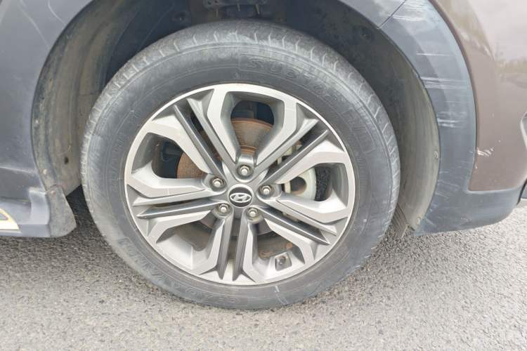 Used Hyundai Tucson 2015 1.6T Dual-Clutch Two-Wheel-Drive Leading Model Right Front Wheel Hub