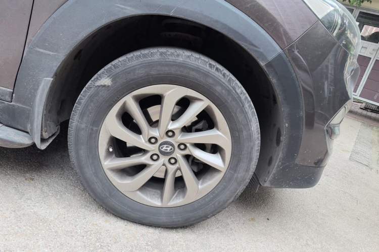 Used Hyundai Tucson 2015 1.6T Dual-Clutch Two-Wheel-Drive Smart Model Right Front Wheel Hub
