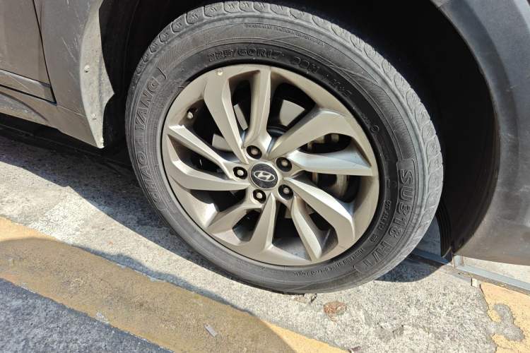 Used Hyundai Tucson 2015 1.6T Dual-Clutch Two-Wheel-Drive Smart Model Right Front Wheel Hub