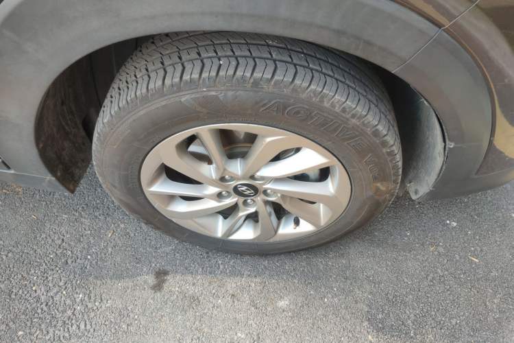 Used Hyundai Tucson 2015 1.6T Dual-Clutch Two-Wheel-Drive Smart Model Right Front Wheel Hub