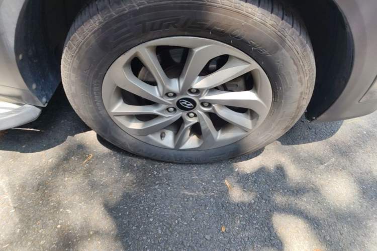 Used Hyundai Tucson 2015 1.6T Dual-Clutch Two-Wheel-Drive Smart Model Right Front Wheel Hub
