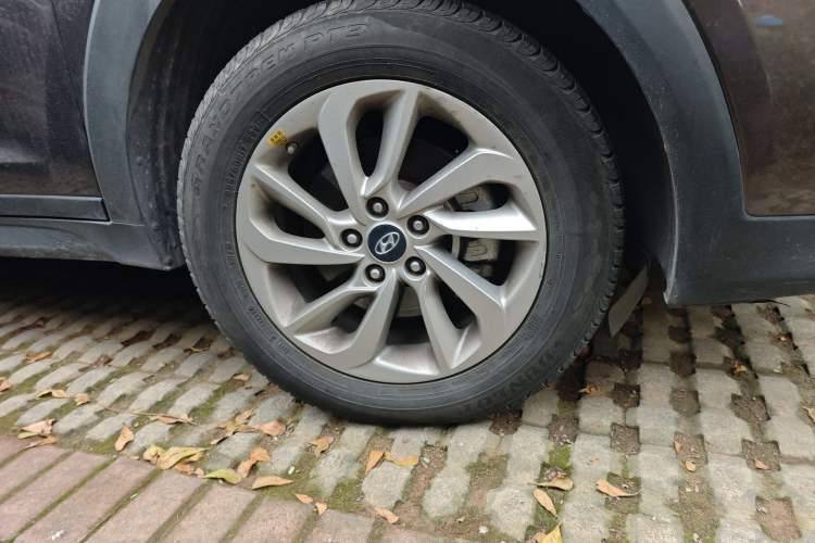 Used Hyundai Tucson 2015 1.6T Dual-Clutch Two-Wheel-Drive Smart Model Right Front Wheel Hub