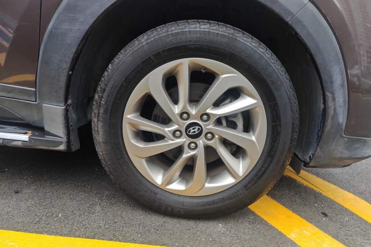 Used Hyundai Tucson 2015 1.6T Dual-Clutch Two-Wheel-Drive Smart Model Right Front Wheel Hub