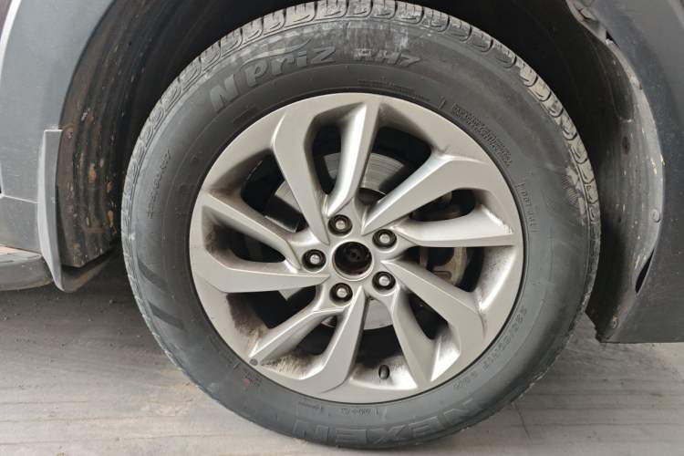 Used Hyundai Tucson 2015 1.6T Dual-Clutch Two-Wheel-Drive Smart Model Right Front Wheel Hub