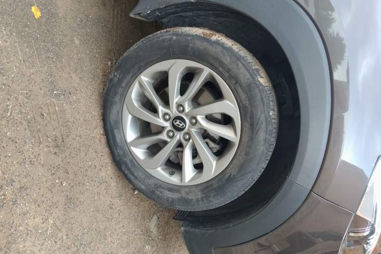 Used Hyundai Tucson 2015 1.6T Dual-Clutch Two-Wheel-Drive Smart Model Right Front Wheel Hub