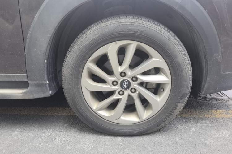 Used Hyundai Tucson 2015 1.6T Dual-Clutch Two-Wheel-Drive Smart Model Right Front Wheel Hub