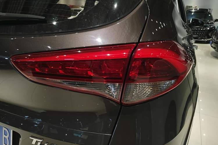 Used Hyundai Tucson 2015 1.6T Dual-Clutch Four-Wheel Drive Flagship Model Right Rear Taillight