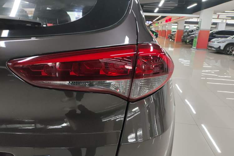 Used Hyundai Tucson 2015 1.6T Dual-Clutch Four-Wheel Drive Flagship Model Right Rear Taillight