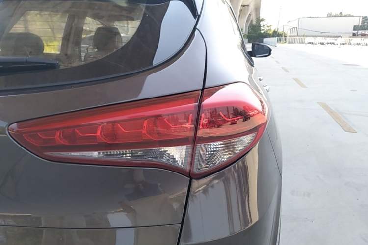 Used Hyundai Tucson 2015 1.6T Dual-Clutch Four-Wheel Drive Flagship Model Right Rear Taillight