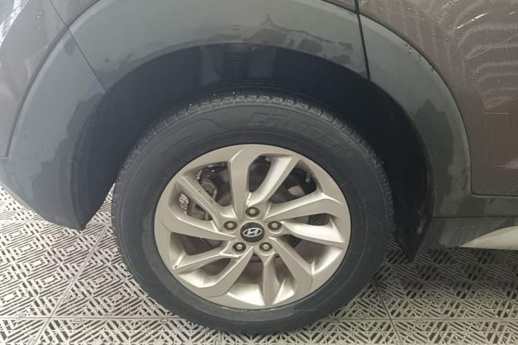 Used Hyundai Tucson 2015 1.6T Dual-Clutch Two-Wheel-Drive Smart Model Right Rear Wheel Hub