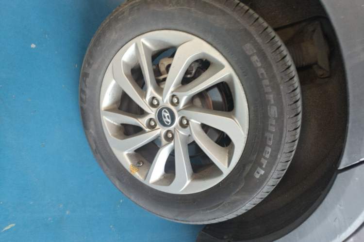 Used Hyundai Tucson 2015 1.6T Dual-Clutch Two-Wheel-Drive Smart Model Right Rear Wheel Hub