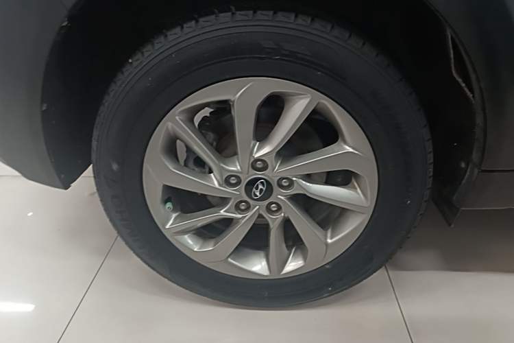 Used Hyundai Tucson 2015 1.6T Dual-Clutch Two-Wheel-Drive Smart Model Right Rear Wheel Hub