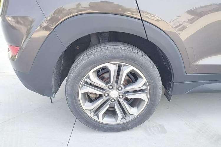 Used Hyundai Tucson 2015 1.6T Dual-Clutch Four-Wheel Drive Flagship Model Right Rear Wheel Hub
