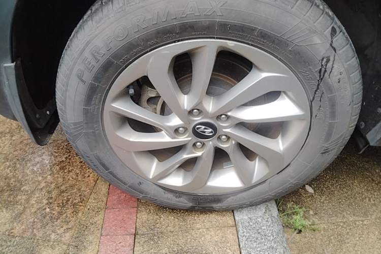 Used Hyundai Tucson 2015 1.6T Dual-Clutch Two-Wheel-Drive Smart Model Right Rear Wheel Hub