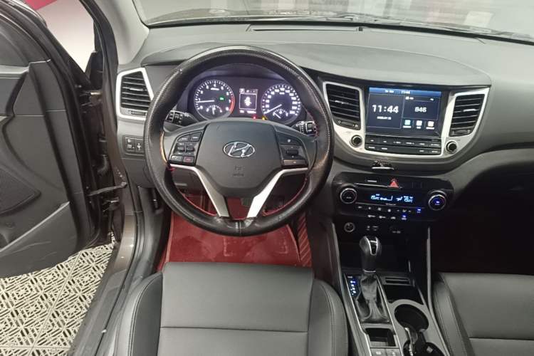 Used Hyundai Tucson 2015 1.6T Dual-Clutch Two-Wheel-Drive Smart Model Steering Wheel