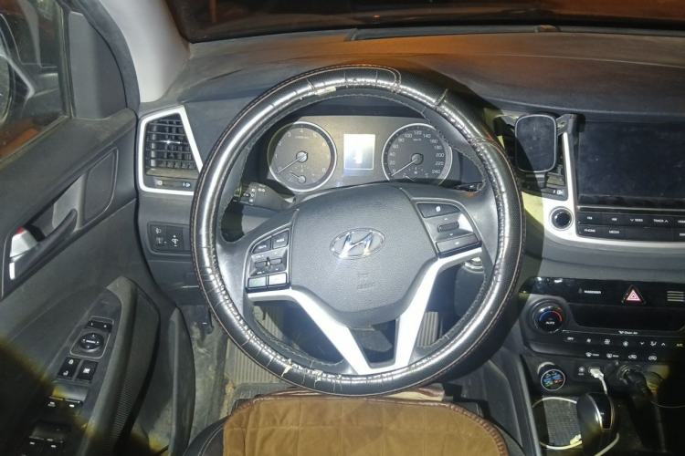 Used Hyundai Tucson 2015 1.6T Dual-Clutch Two-Wheel-Drive Smart Model Steering Wheel