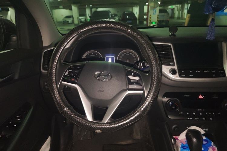 Used Hyundai Tucson 2015 1.6T Dual-Clutch Two-Wheel-Drive Smart Model Steering Wheel