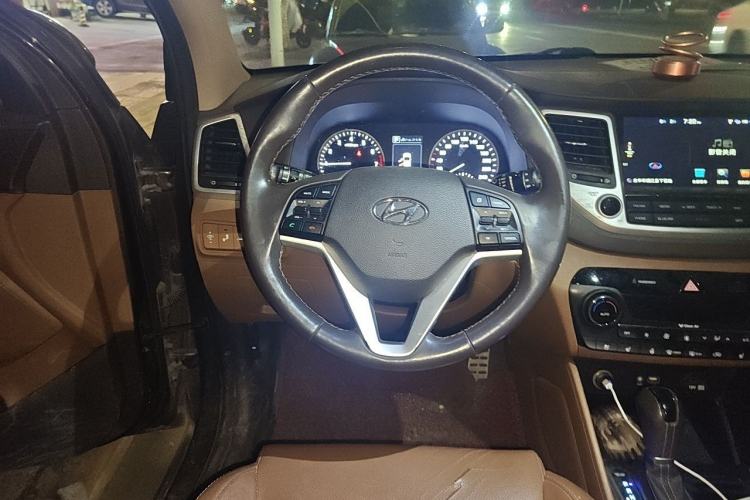 Used Hyundai Tucson 2015 1.6T Dual-Clutch Four-Wheel Drive Flagship Model Steering Wheel