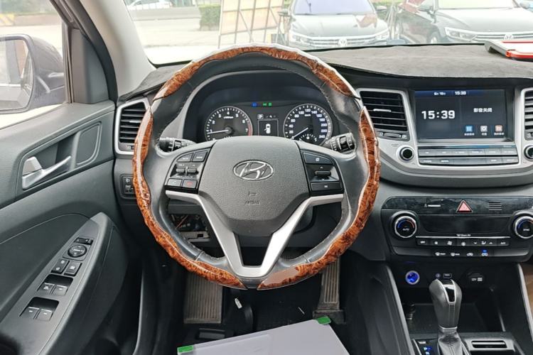 Used Hyundai Tucson 2015 1.6T Dual-Clutch Two-Wheel-Drive Smart Model Steering Wheel