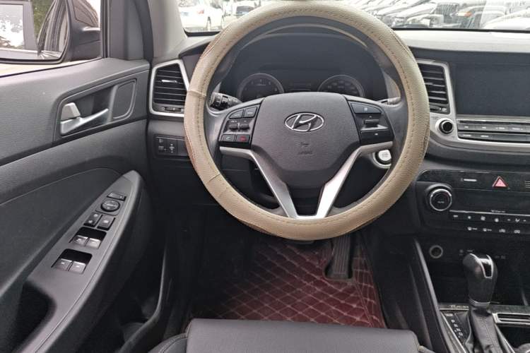 Used Hyundai Tucson 2015 1.6T Dual-Clutch Two-Wheel-Drive Smart Model Steering Wheel