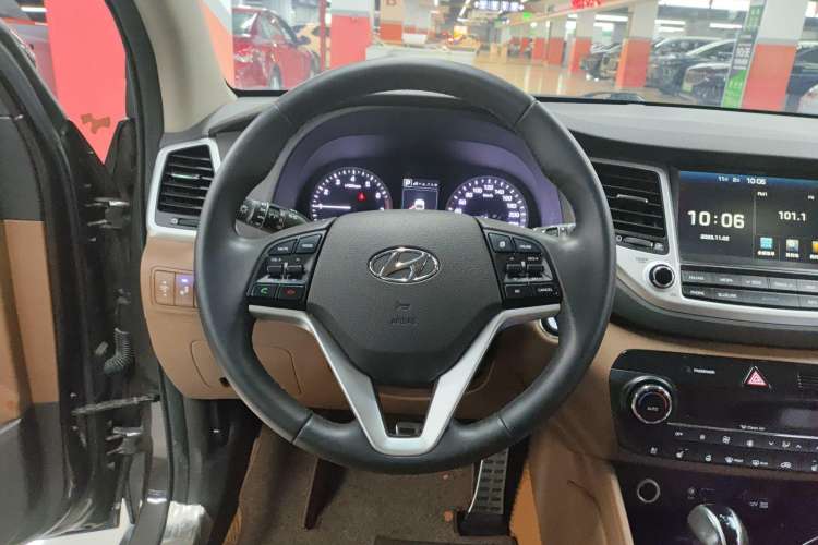 Used Hyundai Tucson 2015 1.6T Dual-Clutch Four-Wheel Drive Flagship Model Steering Wheel
