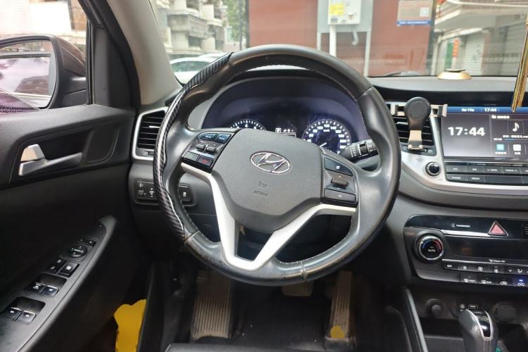 Used Hyundai Tucson 2015 1.6T Dual-Clutch Two-Wheel-Drive Smart Model Steering Wheel