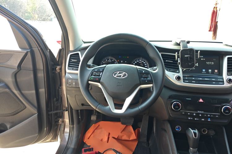 Used Hyundai Tucson 2015 1.6T Dual-Clutch Two-Wheel-Drive Smart Model Steering Wheel