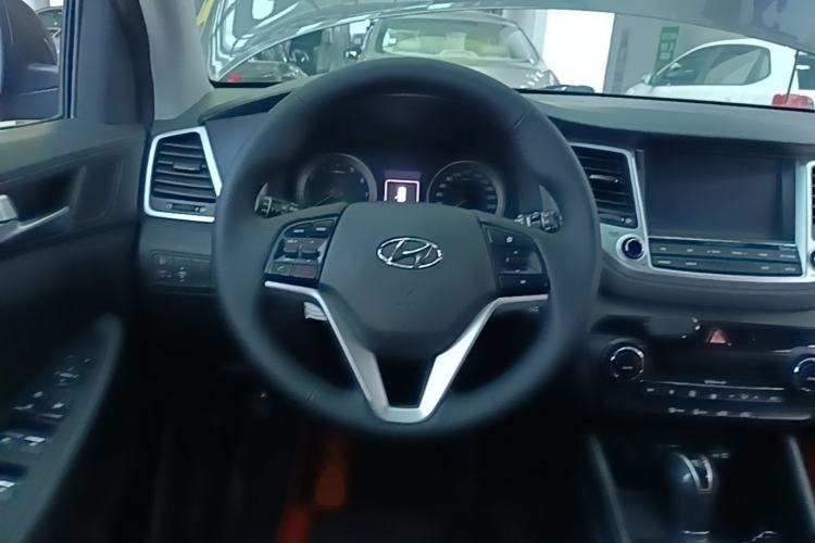 Used Hyundai Tucson 2015 1.6T Dual-Clutch Two-Wheel-Drive Smart Model Steering Wheel