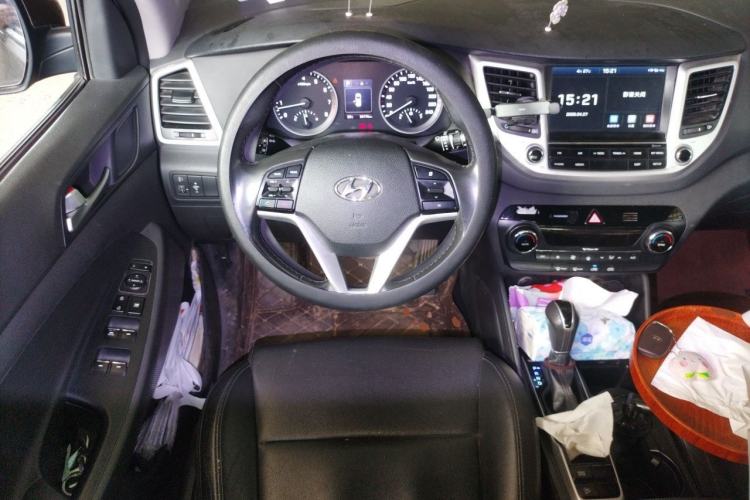 Used Hyundai Tucson 2015 1.6T Dual-Clutch Two-Wheel-Drive Smart Model Steering Wheel