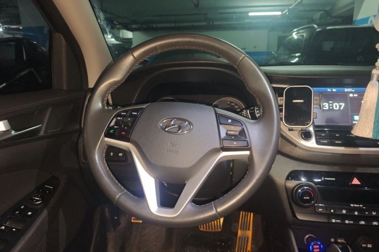 Used Hyundai Tucson 2015 1.6T Dual-Clutch Two-Wheel-Drive Leading Model Steering Wheel