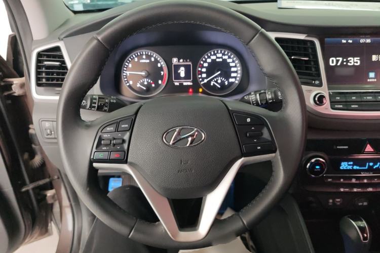 Used Hyundai Tucson 2015 1.6T Dual-Clutch Two-Wheel-Drive Smart Model Steering Wheel