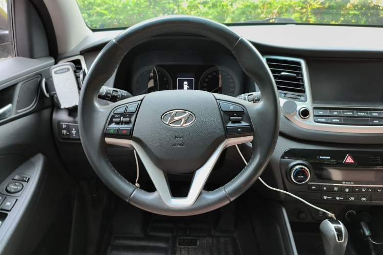 Used Hyundai Tucson 2015 1.6T Dual-Clutch Two-Wheel-Drive Smart Model Steering Wheel