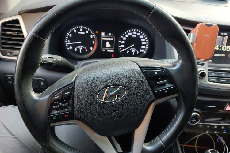 Used Hyundai Tucson 2015 1.6T Dual-Clutch Two-Wheel-Drive Smart Model Steering Wheel