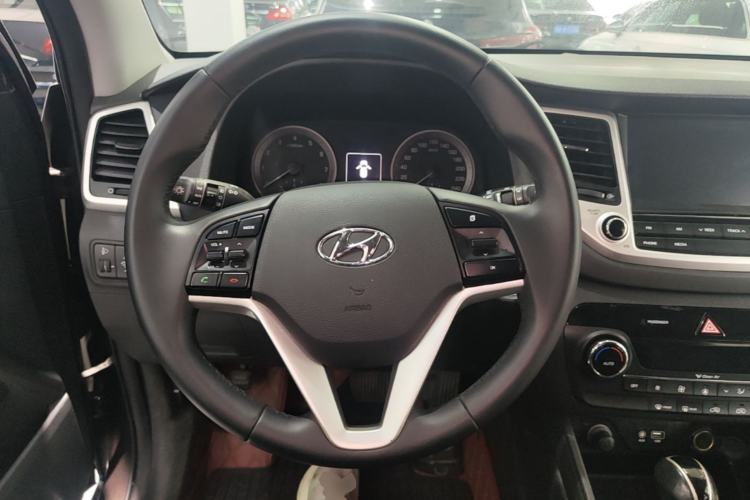 Used Hyundai Tucson 2015 1.6T Dual-Clutch Two-Wheel-Drive Smart Model Steering Wheel
