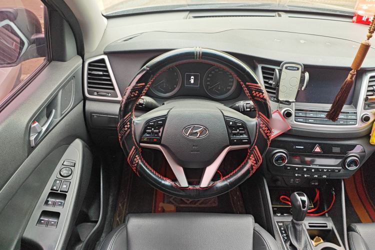 Used Hyundai Tucson 2015 1.6T Dual-Clutch Two-Wheel-Drive Smart Model Steering Wheel