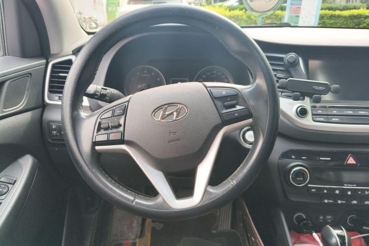Used Hyundai Tucson 2015 1.6T Dual-Clutch Two-Wheel-Drive Smart Model Steering Wheel