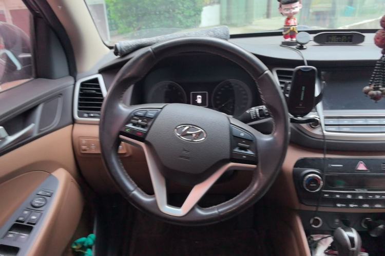 Used Hyundai Tucson 2015 1.6T Dual-Clutch Two-Wheel-Drive Smart Model Steering Wheel