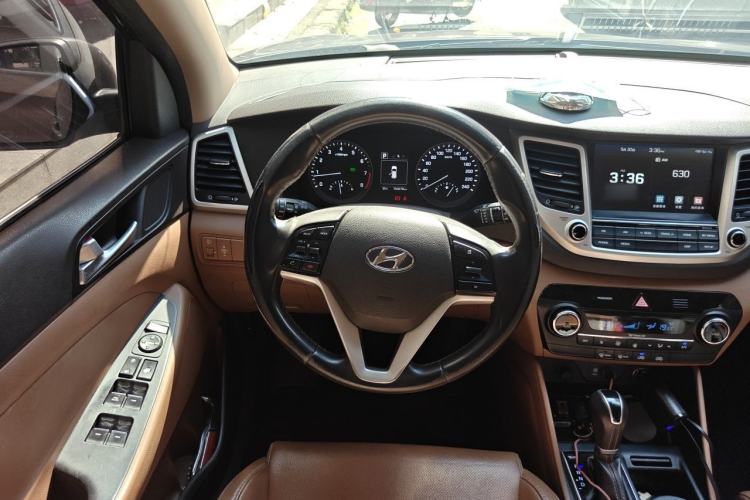 Used Hyundai Tucson 2015 1.6T Dual-Clutch Two-Wheel-Drive Smart Model Steering Wheel