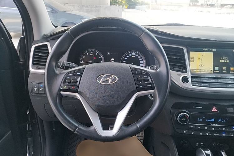 Used Hyundai Tucson 2015 1.6T Dual-Clutch Four-Wheel Drive Flagship Model Steering Wheel