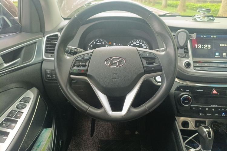 Used Hyundai Tucson 2015 1.6T Dual-Clutch Two-Wheel-Drive Smart Model Steering Wheel