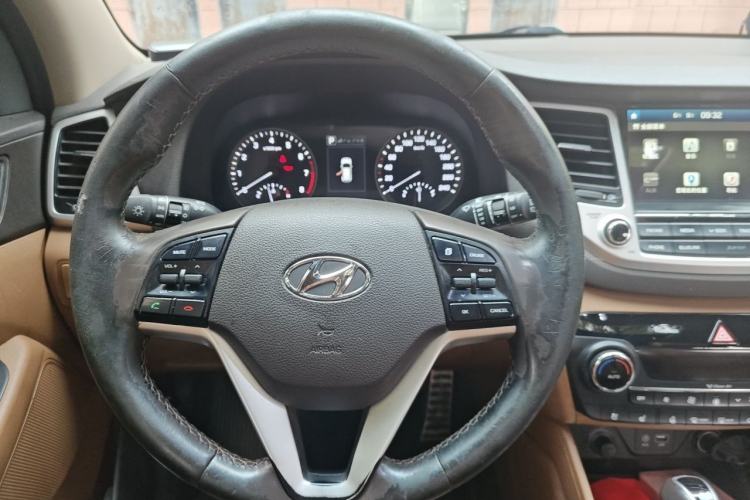 Used Hyundai Tucson 2015 1.6T Dual-Clutch Four-Wheel Drive Flagship Model Steering Wheel