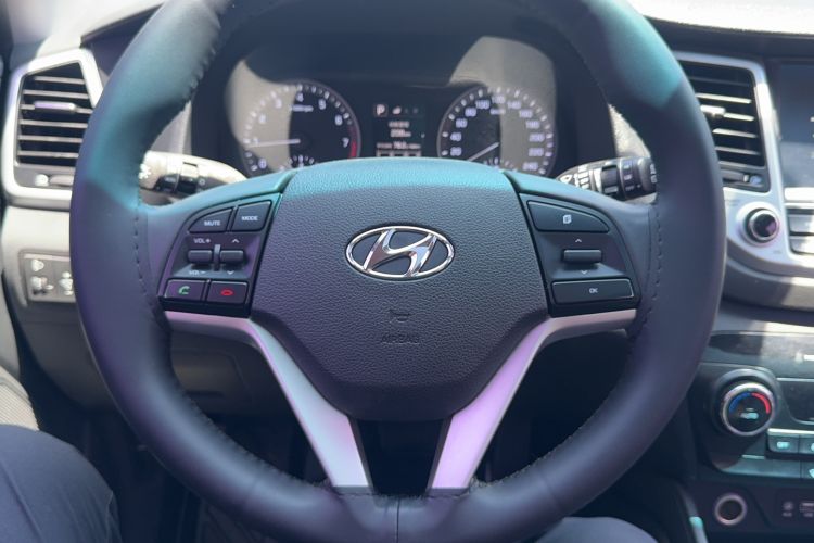 Used Hyundai Tucson 2015 1.6T Dual-Clutch Two-Wheel-Drive Smart Model Steering Wheel