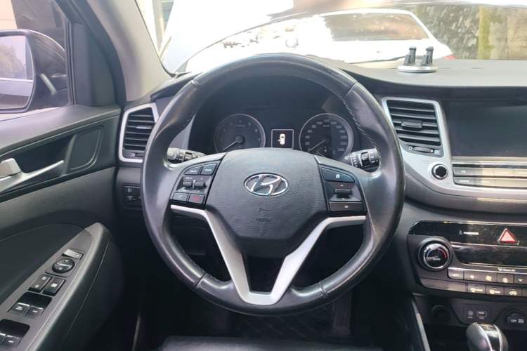 Used Hyundai Tucson 2015 1.6T Dual-Clutch Two-Wheel-Drive Smart Model Steering Wheel