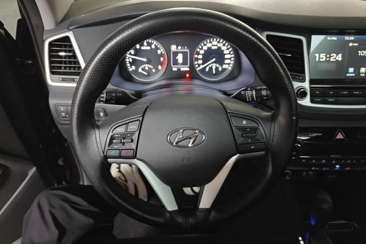 Used Hyundai Tucson 2015 1.6T Dual-Clutch Two-Wheel-Drive Smart Model Steering Wheel