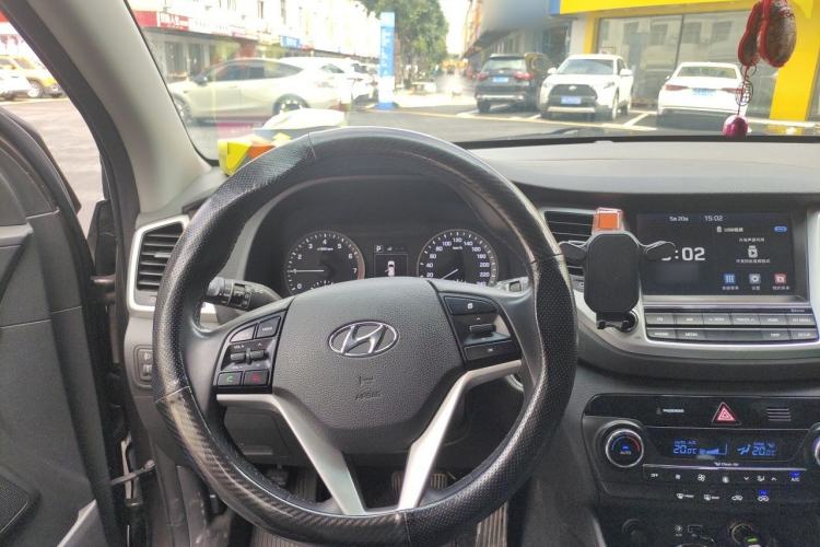 Used Hyundai Tucson 2015 1.6T Dual-Clutch Two-Wheel-Drive Smart Model Steering Wheel