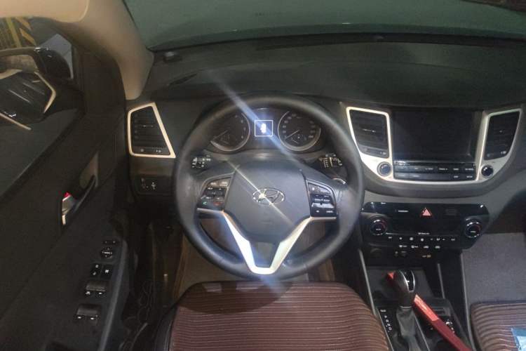 Used Hyundai Tucson 2015 1.6T Dual-Clutch Two-Wheel-Drive Smart Model Steering Wheel