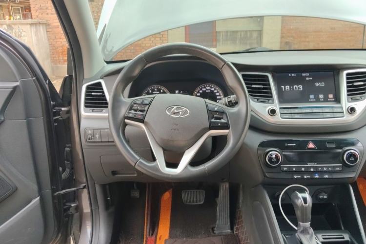 Used Hyundai Tucson 2015 1.6T Dual-Clutch Two-Wheel-Drive Smart Model Steering Wheel