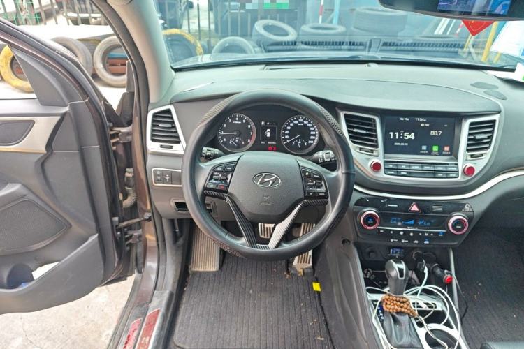 Used Hyundai Tucson 2015 1.6T Dual-Clutch Two-Wheel-Drive Smart Model Steering Wheel