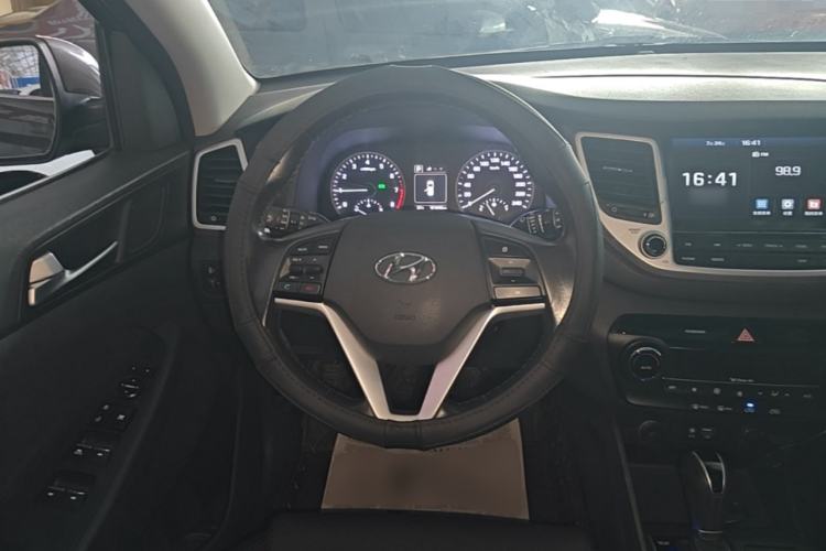Used Hyundai Tucson 2015 1.6T Dual-Clutch Two-Wheel-Drive Smart Model Steering Wheel